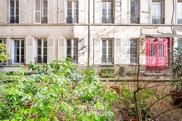 Rez-de-chaussée à réinventer sur jardin au calme d’une impasse
