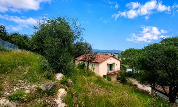 Villa 195 m² - 5 chambres - Terrain 5 267 m²