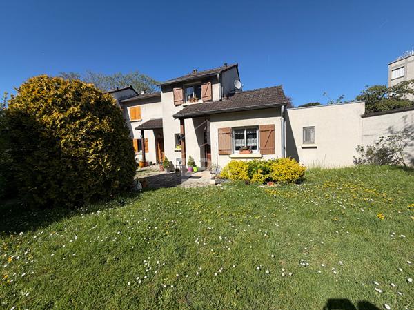 Maison familiale avec double salon, 4 chambres, patio, jardin