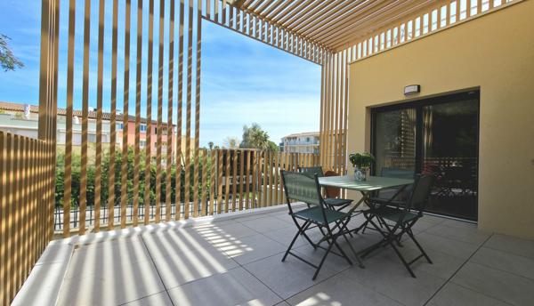 APPARTEMENT 3 PIECES TERRASSE 2 PARKING PRIVATIF EN SOUS-SOL – QUARTIER CENTRE VILLE – PIERRUGUES - MANNES - CANISSONS –