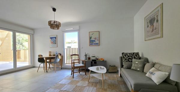 APPARTEMENT 3 PIECES TERRASSE 2 PARKING PRIVATIF EN SOUS-SOL – QUARTIER CENTRE VILLE – PIERRUGUES - MANNES - CANISSONS –