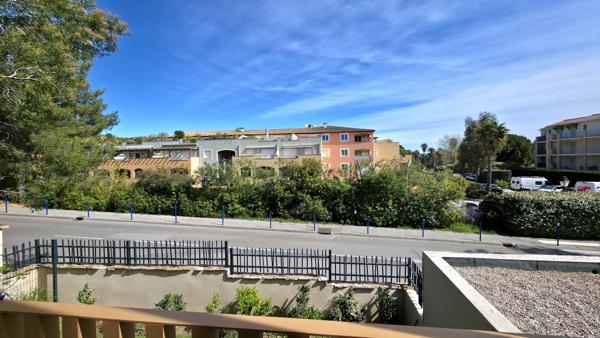 APPARTEMENT 3 PIECES TERRASSE 2 PARKING PRIVATIF EN SOUS-SOL – QUARTIER CENTRE VILLE – PIERRUGUES - MANNES - CANISSONS –