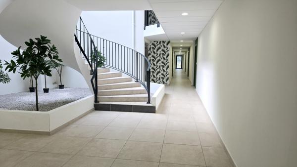 APPARTEMENT 3 PIECES TERRASSE 2 PARKING PRIVATIF EN SOUS-SOL – QUARTIER CENTRE VILLE – PIERRUGUES - MANNES - CANISSONS –