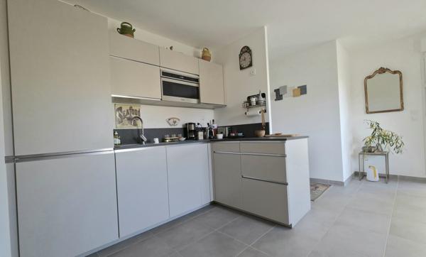 APPARTEMENT 3 PIECES TERRASSE 2 PARKING PRIVATIF EN SOUS-SOL – QUARTIER CENTRE VILLE – PIERRUGUES - MANNES - CANISSONS –
