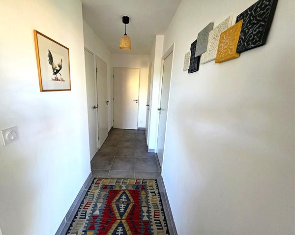 APPARTEMENT 3 PIECES TERRASSE 2 PARKING PRIVATIF EN SOUS-SOL – QUARTIER CENTRE VILLE – PIERRUGUES - MANNES - CANISSONS –
