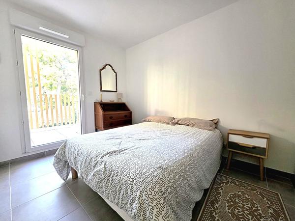 APPARTEMENT 3 PIECES TERRASSE 2 PARKING PRIVATIF EN SOUS-SOL – QUARTIER CENTRE VILLE – PIERRUGUES - MANNES - CANISSONS –