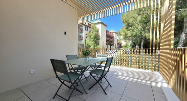 APPARTEMENT 3 PIECES TERRASSE 2 PARKING PRIVATIF EN SOUS-SOL – QUARTIER CENTRE VILLE – PIERRUGUES - MANNES - CANISSONS –