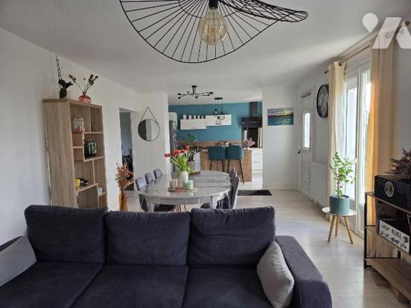 SAINT BAUDELLE- Pavillon sur sous-sol de deux chambres avec accès au rez de chaussée sur deux m...