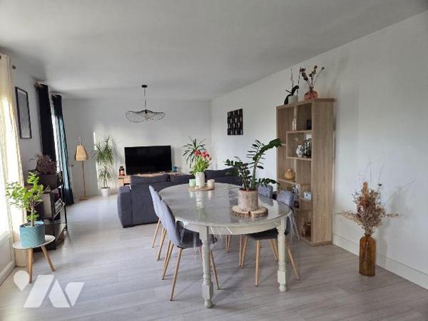 SAINT BAUDELLE- Pavillon sur sous-sol de deux chambres avec accès au rez de chaussée sur deux m...