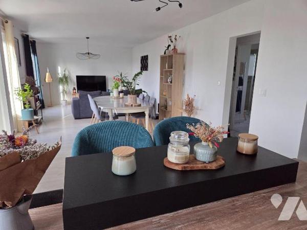 SAINT BAUDELLE- Pavillon sur sous-sol de deux chambres avec accès au rez de chaussée sur deux m...