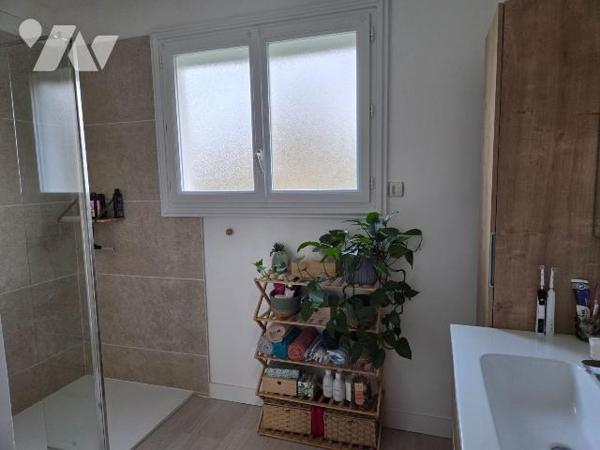 SAINT BAUDELLE- Pavillon sur sous-sol de deux chambres avec accès au rez de chaussée sur deux m...