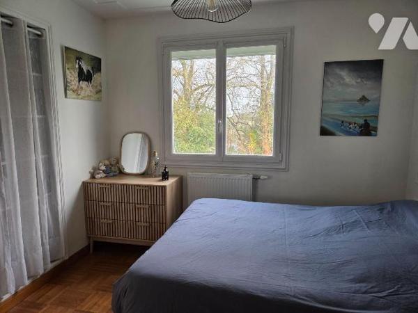 SAINT BAUDELLE- Pavillon sur sous-sol de deux chambres avec accès au rez de chaussée sur deux m...