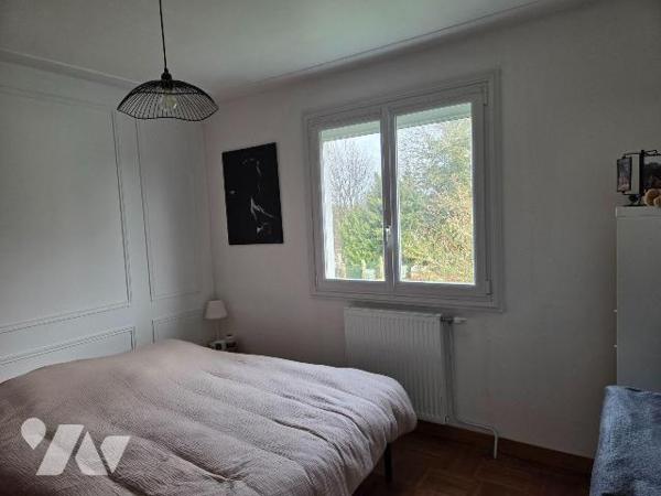 SAINT BAUDELLE- Pavillon sur sous-sol de deux chambres avec accès au rez de chaussée sur deux m...