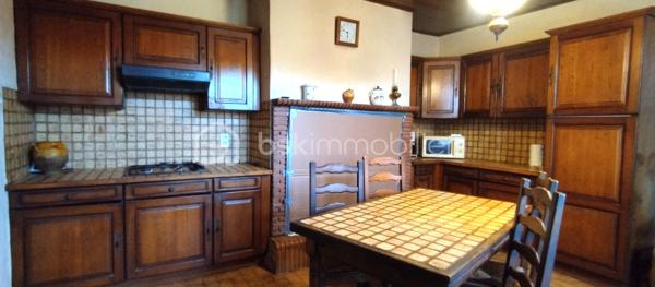 A vendre Bazens, au cœur de la Nouvelle Aquitaine, Maison comprenant plusieurs annexes. 
En osmose avec sa vue imprenable, venez profiter de cette spacieuse maison pierre proche toutes commodités et établissements scolaires. 
Ce bien vous surprend autant par son espace intérieur que extérieur. 
Vous pouvez profiter :
- de prestations très appréciées comme : séjour avec sa cheminée, cuisine aménagée, chauffage central, puit...
- de l'espace : nombreuses chambres, salle de bain, WC, annexes, terrain arboré...
Ce lieu unique vous accueille dès à présent et vous permet de réaliser toutes vos envies.
Possibilité investissement locatif.
A voir rapidement!