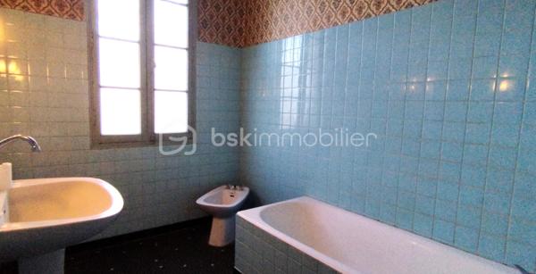 A vendre Bazens, au cœur de la Nouvelle Aquitaine, Maison comprenant plusieurs annexes. 
En osmose avec sa vue imprenable, venez profiter de cette spacieuse maison pierre proche toutes commodités et établissements scolaires. 
Ce bien vous surprend autant par son espace intérieur que extérieur. 
Vous pouvez profiter :
- de prestations très appréciées comme : séjour avec sa cheminée, cuisine aménagée, chauffage central, puit...
- de l'espace : nombreuses chambres, salle de bain, WC, annexes, terrain arboré...
Ce lieu unique vous accueille dès à présent et vous permet de réaliser toutes vos envies.
Possibilité investissement locatif.
A voir rapidement!