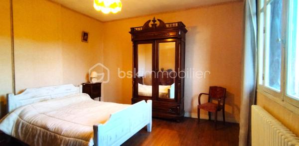 A vendre Bazens, au cœur de la Nouvelle Aquitaine, Maison comprenant plusieurs annexes. 
En osmose avec sa vue imprenable, venez profiter de cette spacieuse maison pierre proche toutes commodités et établissements scolaires. 
Ce bien vous surprend autant par son espace intérieur que extérieur. 
Vous pouvez profiter :
- de prestations très appréciées comme : séjour avec sa cheminée, cuisine aménagée, chauffage central, puit...
- de l'espace : nombreuses chambres, salle de bain, WC, annexes, terrain arboré...
Ce lieu unique vous accueille dès à présent et vous permet de réaliser toutes vos envies.
Possibilité investissement locatif.
A voir rapidement!