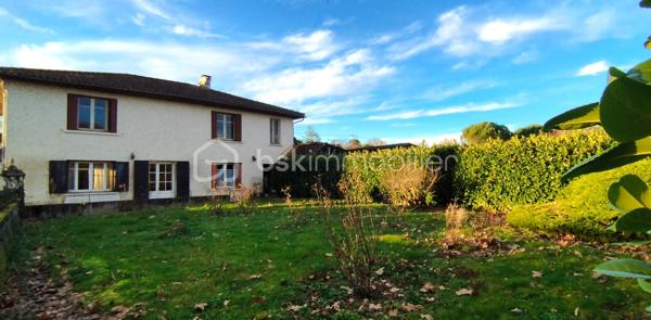 A vendre Bazens, au cœur de la Nouvelle Aquitaine, Maison comprenant plusieurs annexes. 
En osmose avec sa vue imprenable, venez profiter de cette spacieuse maison pierre proche toutes commodités et établissements scolaires. 
Ce bien vous surprend autant par son espace intérieur que extérieur. 
Vous pouvez profiter :
- de prestations très appréciées comme : séjour avec sa cheminée, cuisine aménagée, chauffage central, puit...
- de l'espace : nombreuses chambres, salle de bain, WC, annexes, terrain arboré...
Ce lieu unique vous accueille dès à présent et vous permet de réaliser toutes vos envies.
Possibilité investissement locatif.
A voir rapidement!