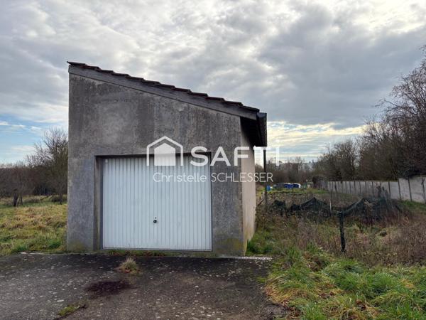 Garage fermé à deux pas du centre ville avec jardin