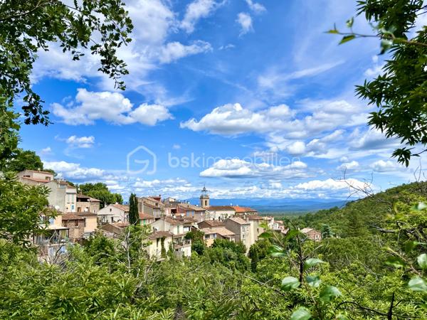 Au cœur du charmant village provençal, Les Mayons, à seulement 28 km du Golfe de Saint-Tropez, cette maison de village, édifiée sur trois niveaux, offre un agencement fonctionnel et chaleureux :

au rez-de-chaussée : une cuisine ainsi qu’un WC indépendant

au premier étage : un agréable salon/séjour

au deuxième étage : deux chambres, une salle d’eau et un second WC indépendant.

Vous apprécierez son environnement paisible, sa vue dégagée ainsi que la proximité immédiate des commodités et des stationnements.

Cette maison constitue une opportunité idéale pour un premier achat, un pied-à-terre en Provence ou un investissement locatif avec bon potentiel de rendement.

Contactez-moi pour avoir plus d'informations ou organiser une visite