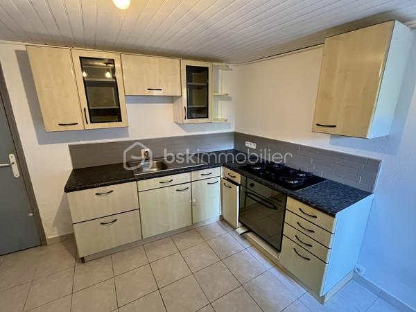 Au cœur du charmant village provençal, Les Mayons, à seulement 28 km du Golfe de Saint-Tropez, cette maison de village, édifiée sur trois niveaux, offre un agencement fonctionnel et chaleureux :

au rez-de-chaussée : une cuisine ainsi qu’un WC indépendant

au premier étage : un agréable salon/séjour

au deuxième étage : deux chambres, une salle d’eau et un second WC indépendant.

Vous apprécierez son environnement paisible, sa vue dégagée ainsi que la proximité immédiate des commodités et des stationnements.

Cette maison constitue une opportunité idéale pour un premier achat, un pied-à-terre en Provence ou un investissement locatif avec bon potentiel de rendement.

Contactez-moi pour avoir plus d'informations ou organiser une visite