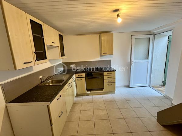 Au cœur du charmant village provençal, Les Mayons, à seulement 28 km du Golfe de Saint-Tropez, cette maison de village, édifiée sur trois niveaux, offre un agencement fonctionnel et chaleureux :

au rez-de-chaussée : une cuisine ainsi qu’un WC indépendant

au premier étage : un agréable salon/séjour

au deuxième étage : deux chambres, une salle d’eau et un second WC indépendant.

Vous apprécierez son environnement paisible, sa vue dégagée ainsi que la proximité immédiate des commodités et des stationnements.

Cette maison constitue une opportunité idéale pour un premier achat, un pied-à-terre en Provence ou un investissement locatif avec bon potentiel de rendement.

Contactez-moi pour avoir plus d'informations ou organiser une visite