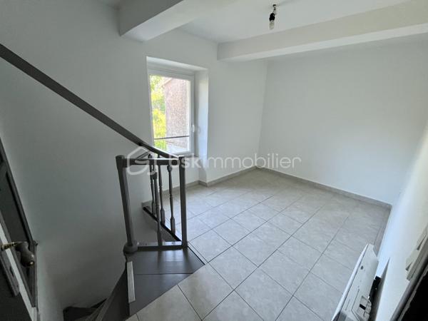 Au cœur du charmant village provençal, Les Mayons, à seulement 28 km du Golfe de Saint-Tropez, cette maison de village, édifiée sur trois niveaux, offre un agencement fonctionnel et chaleureux :

au rez-de-chaussée : une cuisine ainsi qu’un WC indépendant

au premier étage : un agréable salon/séjour

au deuxième étage : deux chambres, une salle d’eau et un second WC indépendant.

Vous apprécierez son environnement paisible, sa vue dégagée ainsi que la proximité immédiate des commodités et des stationnements.

Cette maison constitue une opportunité idéale pour un premier achat, un pied-à-terre en Provence ou un investissement locatif avec bon potentiel de rendement.

Contactez-moi pour avoir plus d'informations ou organiser une visite