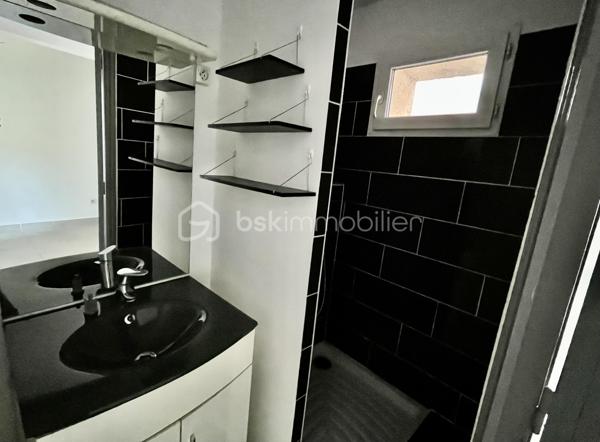 Au cœur du charmant village provençal, Les Mayons, à seulement 28 km du Golfe de Saint-Tropez, cette maison de village, édifiée sur trois niveaux, offre un agencement fonctionnel et chaleureux :

au rez-de-chaussée : une cuisine ainsi qu’un WC indépendant

au premier étage : un agréable salon/séjour

au deuxième étage : deux chambres, une salle d’eau et un second WC indépendant.

Vous apprécierez son environnement paisible, sa vue dégagée ainsi que la proximité immédiate des commodités et des stationnements.

Cette maison constitue une opportunité idéale pour un premier achat, un pied-à-terre en Provence ou un investissement locatif avec bon potentiel de rendement.

Contactez-moi pour avoir plus d'informations ou organiser une visite