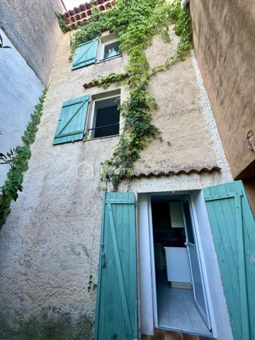 Au cœur du charmant village provençal, Les Mayons, à seulement 28 km du Golfe de Saint-Tropez, cette maison de village, édifiée sur trois niveaux, offre un agencement fonctionnel et chaleureux :

au rez-de-chaussée : une cuisine ainsi qu’un WC indépendant

au premier étage : un agréable salon/séjour

au deuxième étage : deux chambres, une salle d’eau et un second WC indépendant.

Vous apprécierez son environnement paisible, sa vue dégagée ainsi que la proximité immédiate des commodités et des stationnements.

Cette maison constitue une opportunité idéale pour un premier achat, un pied-à-terre en Provence ou un investissement locatif avec bon potentiel de rendement.

Contactez-moi pour avoir plus d'informations ou organiser une visite