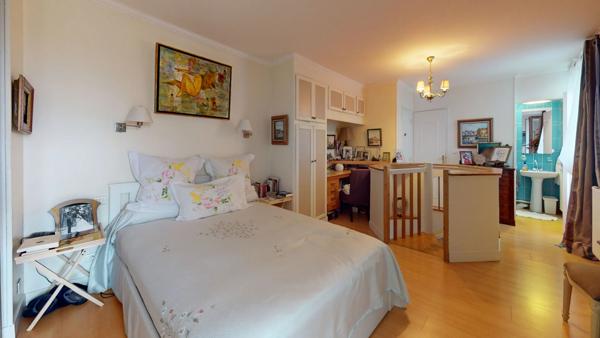 Appartement atypique type Maison de ville, rare et pleine de charme.