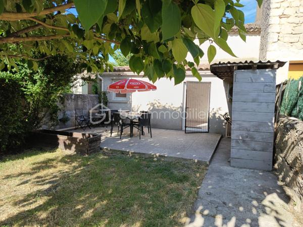 À découvrir, ensemble immobilier offrant de multiples possibilités : résidence principale avec revenu locatif immédiat, investissement patrimonial ou projet de location saisonnière.

Maison n°1 – 68 m² avec jardin privatif de 190 m² (correspondant aux 6 premières photos de l'annonce)

DPE : C - GES : A
Date de réalisation du diagnostic énergétique : 03/04/2026
Score DPE : 111 kWhEP/m²/an
Score GES : 4 kgepCO2/m²/an
Montant estimé des dépenses annuelles d'énergie pour un usage standard : entre 779.00 € et 1053.00 € par an. Prix moyens des énergies indexés sur l'année 2022 (abonnements compris).

Actuellement louée 720 €/mois, cette maison constitue un excellent support de rentabilité avec un revenu locatif déjà en place. Le locataire peut toutefois libérer les lieux pour la vente si nécessaire.

Équipée d'une climatisation réversible, elle se compose de :

Rez-de-chaussée
Cuisine de 24 m²
Salon de 21 m²
Étage
Chambre de 18 m²
Salle d'eau avec WC de 3,75 m²

À l'extérieur, vous profiterez d'une agréable terrasse avec jardin privatif d'environ 190 m² avec 2 abris permettant de stocker du matériel et faire une petite cuisine d'été, avec accès direct sur un grand parking, véritable atout pour la location et le confort des occupants.

Un revenu immédiat de 720 €/mois, permettant de réduire significativement l'effort financier d'acquisition ou de générer une rentabilité locative attractive dès la signature.

Maison n°2 – 120 m² avec cour privative de 70 m²

DPE : D – GES : B

Cette seconde habitation offre de beaux volumes et un fort potentiel d'exploitation, aussi bien en résidence principale qu'en location meublée ou courte durée.

Rez-de-chaussée:
Salon de 20 m²
Cuisine de 23 m²
Dégagement / bureau de 15 m²
Rangement sous escalier 
WC indépendant

Étage: 
Chambre de 21,5 m²
Chambre de 22,5 m²
Salle de bains avec baignoire et WC de 8 m²
Niveau supérieur: 
Combles aménageables ou espace de stockage selon vos besoins

À l'extérieur, une cour privative couverte d'environ 70 m² complète le bien avec porte de garage motorisée.

Sa proximité avec le bassin d'emploi du Tricastin constitue un véritable avantage. Ce logement se prête parfaitement à la location courte ou moyenne durée destinée aux intervenants, techniciens, prestataires et personnels missionnés sur la centrale nucléaire du Tricastin, secteur générant une demande locative régulière tout au long de l'année.

Au delà d'une vente classique, le propriétaire peut également vous proposer si vous le souhaitez une formule de vente à terme particulièrement attractive permettant d'accéder à la propriété avec un apport limité et des mensualités maîtrisées.

Exemple de financement
Apport : 90 000 €
Capital financé : 259 000 €
Taux vendeur : 2,80 %
Durée : 25 ans
Mensualité estimative : 1 202 €/mois

Grâce au revenu locatif actuel de la première maison :

1 202 € - 720 € = 482 €/mois

L'effort financier théorique est ainsi ramené à environ 482 €/mois, tout en devenant propriétaire d'un ensemble immobilier composé de deux habitations indépendantes.

Cette formule permet d'échelonner l'acquisition sur une longue durée dans des conditions particulièrement avantageuses, tout en conservant une réelle souplesse financière.

Les points forts

✔ Ensemble de 2 maisons indépendantes
✔ Revenu locatif immédiat de 720 €/mois
✔ Jardin privatif de 190 m²
✔ Cour privative de 70 m²
✔ Climatisation réversible
✔ Possibilité de récupération du logement loué pour la vente
✔ Potentiel de location courte durée lié à l'activité de la centrale du Tricastin
✔ Crédit vendeur à conditions attractives
✔ Idéal investisseur ou résidence principale avec complément de revenus
