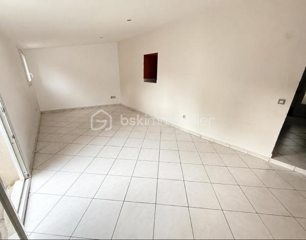 À découvrir, ensemble immobilier offrant de multiples possibilités : résidence principale avec revenu locatif immédiat, investissement patrimonial ou projet de location saisonnière.

Maison n°1 – 68 m² avec jardin privatif de 190 m² (correspondant aux 6 premières photos de l'annonce)

DPE : C - GES : A
Date de réalisation du diagnostic énergétique : 03/04/2026
Score DPE : 111 kWhEP/m²/an
Score GES : 4 kgepCO2/m²/an
Montant estimé des dépenses annuelles d'énergie pour un usage standard : entre 779.00 € et 1053.00 € par an. Prix moyens des énergies indexés sur l'année 2022 (abonnements compris).

Actuellement louée 720 €/mois, cette maison constitue un excellent support de rentabilité avec un revenu locatif déjà en place. Le locataire peut toutefois libérer les lieux pour la vente si nécessaire.

Équipée d'une climatisation réversible, elle se compose de :

Rez-de-chaussée
Cuisine de 24 m²
Salon de 21 m²
Étage
Chambre de 18 m²
Salle d'eau avec WC de 3,75 m²

À l'extérieur, vous profiterez d'une agréable terrasse avec jardin privatif d'environ 190 m² avec 2 abris permettant de stocker du matériel et faire une petite cuisine d'été, avec accès direct sur un grand parking, véritable atout pour la location et le confort des occupants.

Un revenu immédiat de 720 €/mois, permettant de réduire significativement l'effort financier d'acquisition ou de générer une rentabilité locative attractive dès la signature.

Maison n°2 – 120 m² avec cour privative de 70 m²

DPE : D – GES : B

Cette seconde habitation offre de beaux volumes et un fort potentiel d'exploitation, aussi bien en résidence principale qu'en location meublée ou courte durée.

Rez-de-chaussée:
Salon de 20 m²
Cuisine de 23 m²
Dégagement / bureau de 15 m²
Rangement sous escalier 
WC indépendant

Étage: 
Chambre de 21,5 m²
Chambre de 22,5 m²
Salle de bains avec baignoire et WC de 8 m²
Niveau supérieur: 
Combles aménageables ou espace de stockage selon vos besoins

À l'extérieur, une cour privative couverte d'environ 70 m² complète le bien avec porte de garage motorisée.

Sa proximité avec le bassin d'emploi du Tricastin constitue un véritable avantage. Ce logement se prête parfaitement à la location courte ou moyenne durée destinée aux intervenants, techniciens, prestataires et personnels missionnés sur la centrale nucléaire du Tricastin, secteur générant une demande locative régulière tout au long de l'année.

Au delà d'une vente classique, le propriétaire peut également vous proposer si vous le souhaitez une formule de vente à terme particulièrement attractive permettant d'accéder à la propriété avec un apport limité et des mensualités maîtrisées.

Exemple de financement
Apport : 90 000 €
Capital financé : 259 000 €
Taux vendeur : 2,80 %
Durée : 25 ans
Mensualité estimative : 1 202 €/mois

Grâce au revenu locatif actuel de la première maison :

1 202 € - 720 € = 482 €/mois

L'effort financier théorique est ainsi ramené à environ 482 €/mois, tout en devenant propriétaire d'un ensemble immobilier composé de deux habitations indépendantes.

Cette formule permet d'échelonner l'acquisition sur une longue durée dans des conditions particulièrement avantageuses, tout en conservant une réelle souplesse financière.

Les points forts

✔ Ensemble de 2 maisons indépendantes
✔ Revenu locatif immédiat de 720 €/mois
✔ Jardin privatif de 190 m²
✔ Cour privative de 70 m²
✔ Climatisation réversible
✔ Possibilité de récupération du logement loué pour la vente
✔ Potentiel de location courte durée lié à l'activité de la centrale du Tricastin
✔ Crédit vendeur à conditions attractives
✔ Idéal investisseur ou résidence principale avec complément de revenus