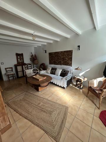 À découvrir, ensemble immobilier offrant de multiples possibilités : résidence principale avec revenu locatif immédiat, investissement patrimonial ou projet de location saisonnière.

Maison n°1 – 68 m² avec jardin privatif de 190 m² (correspondant aux 6 premières photos de l'annonce)

DPE : C - GES : A
Date de réalisation du diagnostic énergétique : 03/04/2026
Score DPE : 111 kWhEP/m²/an
Score GES : 4 kgepCO2/m²/an
Montant estimé des dépenses annuelles d'énergie pour un usage standard : entre 779.00 € et 1053.00 € par an. Prix moyens des énergies indexés sur l'année 2022 (abonnements compris).

Actuellement louée 720 €/mois, cette maison constitue un excellent support de rentabilité avec un revenu locatif déjà en place. Le locataire peut toutefois libérer les lieux pour la vente si nécessaire.

Équipée d'une climatisation réversible, elle se compose de :

Rez-de-chaussée
Cuisine de 24 m²
Salon de 21 m²
Étage
Chambre de 18 m²
Salle d'eau avec WC de 3,75 m²

À l'extérieur, vous profiterez d'une agréable terrasse avec jardin privatif d'environ 190 m² avec 2 abris permettant de stocker du matériel et faire une petite cuisine d'été, avec accès direct sur un grand parking, véritable atout pour la location et le confort des occupants.

Un revenu immédiat de 720 €/mois, permettant de réduire significativement l'effort financier d'acquisition ou de générer une rentabilité locative attractive dès la signature.

Maison n°2 – 120 m² avec cour privative de 70 m²

DPE : D – GES : B

Cette seconde habitation offre de beaux volumes et un fort potentiel d'exploitation, aussi bien en résidence principale qu'en location meublée ou courte durée.

Rez-de-chaussée:
Salon de 20 m²
Cuisine de 23 m²
Dégagement / bureau de 15 m²
Rangement sous escalier 
WC indépendant

Étage: 
Chambre de 21,5 m²
Chambre de 22,5 m²
Salle de bains avec baignoire et WC de 8 m²
Niveau supérieur: 
Combles aménageables ou espace de stockage selon vos besoins

À l'extérieur, une cour privative couverte d'environ 70 m² complète le bien avec porte de garage motorisée.

Sa proximité avec le bassin d'emploi du Tricastin constitue un véritable avantage. Ce logement se prête parfaitement à la location courte ou moyenne durée destinée aux intervenants, techniciens, prestataires et personnels missionnés sur la centrale nucléaire du Tricastin, secteur générant une demande locative régulière tout au long de l'année.

Au delà d'une vente classique, le propriétaire peut également vous proposer si vous le souhaitez une formule de vente à terme particulièrement attractive permettant d'accéder à la propriété avec un apport limité et des mensualités maîtrisées.

Exemple de financement
Apport : 90 000 €
Capital financé : 259 000 €
Taux vendeur : 2,80 %
Durée : 25 ans
Mensualité estimative : 1 202 €/mois

Grâce au revenu locatif actuel de la première maison :

1 202 € - 720 € = 482 €/mois

L'effort financier théorique est ainsi ramené à environ 482 €/mois, tout en devenant propriétaire d'un ensemble immobilier composé de deux habitations indépendantes.

Cette formule permet d'échelonner l'acquisition sur une longue durée dans des conditions particulièrement avantageuses, tout en conservant une réelle souplesse financière.

Les points forts

✔ Ensemble de 2 maisons indépendantes
✔ Revenu locatif immédiat de 720 €/mois
✔ Jardin privatif de 190 m²
✔ Cour privative de 70 m²
✔ Climatisation réversible
✔ Possibilité de récupération du logement loué pour la vente
✔ Potentiel de location courte durée lié à l'activité de la centrale du Tricastin
✔ Crédit vendeur à conditions attractives
✔ Idéal investisseur ou résidence principale avec complément de revenus