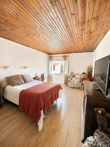 À découvrir, ensemble immobilier offrant de multiples possibilités : résidence principale avec revenu locatif immédiat, investissement patrimonial ou projet de location saisonnière.

Maison n°1 – 68 m² avec jardin privatif de 190 m² (correspondant aux 6 premières photos de l'annonce)

DPE : C - GES : A
Date de réalisation du diagnostic énergétique : 03/04/2026
Score DPE : 111 kWhEP/m²/an
Score GES : 4 kgepCO2/m²/an
Montant estimé des dépenses annuelles d'énergie pour un usage standard : entre 779.00 € et 1053.00 € par an. Prix moyens des énergies indexés sur l'année 2022 (abonnements compris).

Actuellement louée 720 €/mois, cette maison constitue un excellent support de rentabilité avec un revenu locatif déjà en place. Le locataire peut toutefois libérer les lieux pour la vente si nécessaire.

Équipée d'une climatisation réversible, elle se compose de :

Rez-de-chaussée
Cuisine de 24 m²
Salon de 21 m²
Étage
Chambre de 18 m²
Salle d'eau avec WC de 3,75 m²

À l'extérieur, vous profiterez d'une agréable terrasse avec jardin privatif d'environ 190 m² avec 2 abris permettant de stocker du matériel et faire une petite cuisine d'été, avec accès direct sur un grand parking, véritable atout pour la location et le confort des occupants.

Un revenu immédiat de 720 €/mois, permettant de réduire significativement l'effort financier d'acquisition ou de générer une rentabilité locative attractive dès la signature.

Maison n°2 – 120 m² avec cour privative de 70 m²

DPE : D – GES : B

Cette seconde habitation offre de beaux volumes et un fort potentiel d'exploitation, aussi bien en résidence principale qu'en location meublée ou courte durée.

Rez-de-chaussée:
Salon de 20 m²
Cuisine de 23 m²
Dégagement / bureau de 15 m²
Rangement sous escalier 
WC indépendant

Étage: 
Chambre de 21,5 m²
Chambre de 22,5 m²
Salle de bains avec baignoire et WC de 8 m²
Niveau supérieur: 
Combles aménageables ou espace de stockage selon vos besoins

À l'extérieur, une cour privative couverte d'environ 70 m² complète le bien avec porte de garage motorisée.

Sa proximité avec le bassin d'emploi du Tricastin constitue un véritable avantage. Ce logement se prête parfaitement à la location courte ou moyenne durée destinée aux intervenants, techniciens, prestataires et personnels missionnés sur la centrale nucléaire du Tricastin, secteur générant une demande locative régulière tout au long de l'année.

Au delà d'une vente classique, le propriétaire peut également vous proposer si vous le souhaitez une formule de vente à terme particulièrement attractive permettant d'accéder à la propriété avec un apport limité et des mensualités maîtrisées.

Exemple de financement
Apport : 90 000 €
Capital financé : 259 000 €
Taux vendeur : 2,80 %
Durée : 25 ans
Mensualité estimative : 1 202 €/mois

Grâce au revenu locatif actuel de la première maison :

1 202 € - 720 € = 482 €/mois

L'effort financier théorique est ainsi ramené à environ 482 €/mois, tout en devenant propriétaire d'un ensemble immobilier composé de deux habitations indépendantes.

Cette formule permet d'échelonner l'acquisition sur une longue durée dans des conditions particulièrement avantageuses, tout en conservant une réelle souplesse financière.

Les points forts

✔ Ensemble de 2 maisons indépendantes
✔ Revenu locatif immédiat de 720 €/mois
✔ Jardin privatif de 190 m²
✔ Cour privative de 70 m²
✔ Climatisation réversible
✔ Possibilité de récupération du logement loué pour la vente
✔ Potentiel de location courte durée lié à l'activité de la centrale du Tricastin
✔ Crédit vendeur à conditions attractives
✔ Idéal investisseur ou résidence principale avec complément de revenus