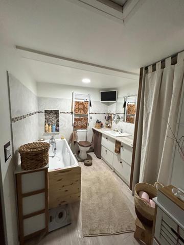 À découvrir, ensemble immobilier offrant de multiples possibilités : résidence principale avec revenu locatif immédiat, investissement patrimonial ou projet de location saisonnière.

Maison n°1 – 68 m² avec jardin privatif de 190 m² (correspondant aux 6 premières photos de l'annonce)

DPE : C - GES : A
Date de réalisation du diagnostic énergétique : 03/04/2026
Score DPE : 111 kWhEP/m²/an
Score GES : 4 kgepCO2/m²/an
Montant estimé des dépenses annuelles d'énergie pour un usage standard : entre 779.00 € et 1053.00 € par an. Prix moyens des énergies indexés sur l'année 2022 (abonnements compris).

Actuellement louée 720 €/mois, cette maison constitue un excellent support de rentabilité avec un revenu locatif déjà en place. Le locataire peut toutefois libérer les lieux pour la vente si nécessaire.

Équipée d'une climatisation réversible, elle se compose de :

Rez-de-chaussée
Cuisine de 24 m²
Salon de 21 m²
Étage
Chambre de 18 m²
Salle d'eau avec WC de 3,75 m²

À l'extérieur, vous profiterez d'une agréable terrasse avec jardin privatif d'environ 190 m² avec 2 abris permettant de stocker du matériel et faire une petite cuisine d'été, avec accès direct sur un grand parking, véritable atout pour la location et le confort des occupants.

Un revenu immédiat de 720 €/mois, permettant de réduire significativement l'effort financier d'acquisition ou de générer une rentabilité locative attractive dès la signature.

Maison n°2 – 120 m² avec cour privative de 70 m²

DPE : D – GES : B

Cette seconde habitation offre de beaux volumes et un fort potentiel d'exploitation, aussi bien en résidence principale qu'en location meublée ou courte durée.

Rez-de-chaussée:
Salon de 20 m²
Cuisine de 23 m²
Dégagement / bureau de 15 m²
Rangement sous escalier 
WC indépendant

Étage: 
Chambre de 21,5 m²
Chambre de 22,5 m²
Salle de bains avec baignoire et WC de 8 m²
Niveau supérieur: 
Combles aménageables ou espace de stockage selon vos besoins

À l'extérieur, une cour privative couverte d'environ 70 m² complète le bien avec porte de garage motorisée.

Sa proximité avec le bassin d'emploi du Tricastin constitue un véritable avantage. Ce logement se prête parfaitement à la location courte ou moyenne durée destinée aux intervenants, techniciens, prestataires et personnels missionnés sur la centrale nucléaire du Tricastin, secteur générant une demande locative régulière tout au long de l'année.

Au delà d'une vente classique, le propriétaire peut également vous proposer si vous le souhaitez une formule de vente à terme particulièrement attractive permettant d'accéder à la propriété avec un apport limité et des mensualités maîtrisées.

Exemple de financement
Apport : 90 000 €
Capital financé : 259 000 €
Taux vendeur : 2,80 %
Durée : 25 ans
Mensualité estimative : 1 202 €/mois

Grâce au revenu locatif actuel de la première maison :

1 202 € - 720 € = 482 €/mois

L'effort financier théorique est ainsi ramené à environ 482 €/mois, tout en devenant propriétaire d'un ensemble immobilier composé de deux habitations indépendantes.

Cette formule permet d'échelonner l'acquisition sur une longue durée dans des conditions particulièrement avantageuses, tout en conservant une réelle souplesse financière.

Les points forts

✔ Ensemble de 2 maisons indépendantes
✔ Revenu locatif immédiat de 720 €/mois
✔ Jardin privatif de 190 m²
✔ Cour privative de 70 m²
✔ Climatisation réversible
✔ Possibilité de récupération du logement loué pour la vente
✔ Potentiel de location courte durée lié à l'activité de la centrale du Tricastin
✔ Crédit vendeur à conditions attractives
✔ Idéal investisseur ou résidence principale avec complément de revenus