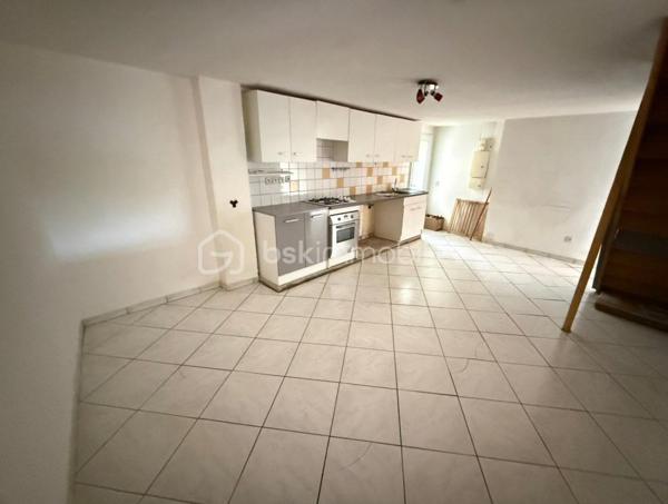 À découvrir, ensemble immobilier offrant de multiples possibilités : résidence principale avec revenu locatif immédiat, investissement patrimonial ou projet de location saisonnière.

Maison n°1 – 68 m² avec jardin privatif de 190 m² (correspondant aux 6 premières photos de l'annonce)

DPE : C - GES : A
Date de réalisation du diagnostic énergétique : 03/04/2026
Score DPE : 111 kWhEP/m²/an
Score GES : 4 kgepCO2/m²/an
Montant estimé des dépenses annuelles d'énergie pour un usage standard : entre 779.00 € et 1053.00 € par an. Prix moyens des énergies indexés sur l'année 2022 (abonnements compris).

Actuellement louée 720 €/mois, cette maison constitue un excellent support de rentabilité avec un revenu locatif déjà en place. Le locataire peut toutefois libérer les lieux pour la vente si nécessaire.

Équipée d'une climatisation réversible, elle se compose de :

Rez-de-chaussée
Cuisine de 24 m²
Salon de 21 m²
Étage
Chambre de 18 m²
Salle d'eau avec WC de 3,75 m²

À l'extérieur, vous profiterez d'une agréable terrasse avec jardin privatif d'environ 190 m² avec 2 abris permettant de stocker du matériel et faire une petite cuisine d'été, avec accès direct sur un grand parking, véritable atout pour la location et le confort des occupants.

Un revenu immédiat de 720 €/mois, permettant de réduire significativement l'effort financier d'acquisition ou de générer une rentabilité locative attractive dès la signature.

Maison n°2 – 120 m² avec cour privative de 70 m²

DPE : D – GES : B

Cette seconde habitation offre de beaux volumes et un fort potentiel d'exploitation, aussi bien en résidence principale qu'en location meublée ou courte durée.

Rez-de-chaussée:
Salon de 20 m²
Cuisine de 23 m²
Dégagement / bureau de 15 m²
Rangement sous escalier 
WC indépendant

Étage: 
Chambre de 21,5 m²
Chambre de 22,5 m²
Salle de bains avec baignoire et WC de 8 m²
Niveau supérieur: 
Combles aménageables ou espace de stockage selon vos besoins

À l'extérieur, une cour privative couverte d'environ 70 m² complète le bien avec porte de garage motorisée.

Sa proximité avec le bassin d'emploi du Tricastin constitue un véritable avantage. Ce logement se prête parfaitement à la location courte ou moyenne durée destinée aux intervenants, techniciens, prestataires et personnels missionnés sur la centrale nucléaire du Tricastin, secteur générant une demande locative régulière tout au long de l'année.

Au delà d'une vente classique, le propriétaire peut également vous proposer si vous le souhaitez une formule de vente à terme particulièrement attractive permettant d'accéder à la propriété avec un apport limité et des mensualités maîtrisées.

Exemple de financement
Apport : 90 000 €
Capital financé : 259 000 €
Taux vendeur : 2,80 %
Durée : 25 ans
Mensualité estimative : 1 202 €/mois

Grâce au revenu locatif actuel de la première maison :

1 202 € - 720 € = 482 €/mois

L'effort financier théorique est ainsi ramené à environ 482 €/mois, tout en devenant propriétaire d'un ensemble immobilier composé de deux habitations indépendantes.

Cette formule permet d'échelonner l'acquisition sur une longue durée dans des conditions particulièrement avantageuses, tout en conservant une réelle souplesse financière.

Les points forts

✔ Ensemble de 2 maisons indépendantes
✔ Revenu locatif immédiat de 720 €/mois
✔ Jardin privatif de 190 m²
✔ Cour privative de 70 m²
✔ Climatisation réversible
✔ Possibilité de récupération du logement loué pour la vente
✔ Potentiel de location courte durée lié à l'activité de la centrale du Tricastin
✔ Crédit vendeur à conditions attractives
✔ Idéal investisseur ou résidence principale avec complément de revenus