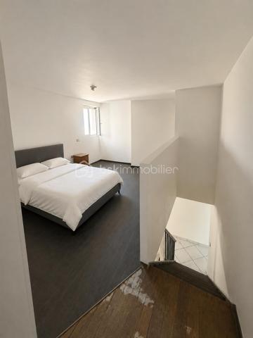 À découvrir, ensemble immobilier offrant de multiples possibilités : résidence principale avec revenu locatif immédiat, investissement patrimonial ou projet de location saisonnière.

Maison n°1 – 68 m² avec jardin privatif de 190 m² (correspondant aux 6 premières photos de l'annonce)

DPE : C - GES : A
Date de réalisation du diagnostic énergétique : 03/04/2026
Score DPE : 111 kWhEP/m²/an
Score GES : 4 kgepCO2/m²/an
Montant estimé des dépenses annuelles d'énergie pour un usage standard : entre 779.00 € et 1053.00 € par an. Prix moyens des énergies indexés sur l'année 2022 (abonnements compris).

Actuellement louée 720 €/mois, cette maison constitue un excellent support de rentabilité avec un revenu locatif déjà en place. Le locataire peut toutefois libérer les lieux pour la vente si nécessaire.

Équipée d'une climatisation réversible, elle se compose de :

Rez-de-chaussée
Cuisine de 24 m²
Salon de 21 m²
Étage
Chambre de 18 m²
Salle d'eau avec WC de 3,75 m²

À l'extérieur, vous profiterez d'une agréable terrasse avec jardin privatif d'environ 190 m² avec 2 abris permettant de stocker du matériel et faire une petite cuisine d'été, avec accès direct sur un grand parking, véritable atout pour la location et le confort des occupants.

Un revenu immédiat de 720 €/mois, permettant de réduire significativement l'effort financier d'acquisition ou de générer une rentabilité locative attractive dès la signature.

Maison n°2 – 120 m² avec cour privative de 70 m²

DPE : D – GES : B

Cette seconde habitation offre de beaux volumes et un fort potentiel d'exploitation, aussi bien en résidence principale qu'en location meublée ou courte durée.

Rez-de-chaussée:
Salon de 20 m²
Cuisine de 23 m²
Dégagement / bureau de 15 m²
Rangement sous escalier 
WC indépendant

Étage: 
Chambre de 21,5 m²
Chambre de 22,5 m²
Salle de bains avec baignoire et WC de 8 m²
Niveau supérieur: 
Combles aménageables ou espace de stockage selon vos besoins

À l'extérieur, une cour privative couverte d'environ 70 m² complète le bien avec porte de garage motorisée.

Sa proximité avec le bassin d'emploi du Tricastin constitue un véritable avantage. Ce logement se prête parfaitement à la location courte ou moyenne durée destinée aux intervenants, techniciens, prestataires et personnels missionnés sur la centrale nucléaire du Tricastin, secteur générant une demande locative régulière tout au long de l'année.

Au delà d'une vente classique, le propriétaire peut également vous proposer si vous le souhaitez une formule de vente à terme particulièrement attractive permettant d'accéder à la propriété avec un apport limité et des mensualités maîtrisées.

Exemple de financement
Apport : 90 000 €
Capital financé : 259 000 €
Taux vendeur : 2,80 %
Durée : 25 ans
Mensualité estimative : 1 202 €/mois

Grâce au revenu locatif actuel de la première maison :

1 202 € - 720 € = 482 €/mois

L'effort financier théorique est ainsi ramené à environ 482 €/mois, tout en devenant propriétaire d'un ensemble immobilier composé de deux habitations indépendantes.

Cette formule permet d'échelonner l'acquisition sur une longue durée dans des conditions particulièrement avantageuses, tout en conservant une réelle souplesse financière.

Les points forts

✔ Ensemble de 2 maisons indépendantes
✔ Revenu locatif immédiat de 720 €/mois
✔ Jardin privatif de 190 m²
✔ Cour privative de 70 m²
✔ Climatisation réversible
✔ Possibilité de récupération du logement loué pour la vente
✔ Potentiel de location courte durée lié à l'activité de la centrale du Tricastin
✔ Crédit vendeur à conditions attractives
✔ Idéal investisseur ou résidence principale avec complément de revenus