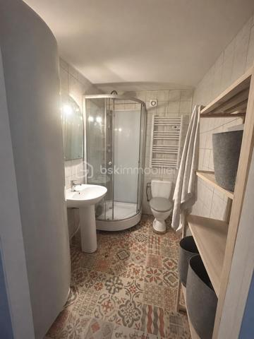À découvrir, ensemble immobilier offrant de multiples possibilités : résidence principale avec revenu locatif immédiat, investissement patrimonial ou projet de location saisonnière.

Maison n°1 – 68 m² avec jardin privatif de 190 m² (correspondant aux 6 premières photos de l'annonce)

DPE : C - GES : A
Date de réalisation du diagnostic énergétique : 03/04/2026
Score DPE : 111 kWhEP/m²/an
Score GES : 4 kgepCO2/m²/an
Montant estimé des dépenses annuelles d'énergie pour un usage standard : entre 779.00 € et 1053.00 € par an. Prix moyens des énergies indexés sur l'année 2022 (abonnements compris).

Actuellement louée 720 €/mois, cette maison constitue un excellent support de rentabilité avec un revenu locatif déjà en place. Le locataire peut toutefois libérer les lieux pour la vente si nécessaire.

Équipée d'une climatisation réversible, elle se compose de :

Rez-de-chaussée
Cuisine de 24 m²
Salon de 21 m²
Étage
Chambre de 18 m²
Salle d'eau avec WC de 3,75 m²

À l'extérieur, vous profiterez d'une agréable terrasse avec jardin privatif d'environ 190 m² avec 2 abris permettant de stocker du matériel et faire une petite cuisine d'été, avec accès direct sur un grand parking, véritable atout pour la location et le confort des occupants.

Un revenu immédiat de 720 €/mois, permettant de réduire significativement l'effort financier d'acquisition ou de générer une rentabilité locative attractive dès la signature.

Maison n°2 – 120 m² avec cour privative de 70 m²

DPE : D – GES : B

Cette seconde habitation offre de beaux volumes et un fort potentiel d'exploitation, aussi bien en résidence principale qu'en location meublée ou courte durée.

Rez-de-chaussée:
Salon de 20 m²
Cuisine de 23 m²
Dégagement / bureau de 15 m²
Rangement sous escalier 
WC indépendant

Étage: 
Chambre de 21,5 m²
Chambre de 22,5 m²
Salle de bains avec baignoire et WC de 8 m²
Niveau supérieur: 
Combles aménageables ou espace de stockage selon vos besoins

À l'extérieur, une cour privative couverte d'environ 70 m² complète le bien avec porte de garage motorisée.

Sa proximité avec le bassin d'emploi du Tricastin constitue un véritable avantage. Ce logement se prête parfaitement à la location courte ou moyenne durée destinée aux intervenants, techniciens, prestataires et personnels missionnés sur la centrale nucléaire du Tricastin, secteur générant une demande locative régulière tout au long de l'année.

Au delà d'une vente classique, le propriétaire peut également vous proposer si vous le souhaitez une formule de vente à terme particulièrement attractive permettant d'accéder à la propriété avec un apport limité et des mensualités maîtrisées.

Exemple de financement
Apport : 90 000 €
Capital financé : 259 000 €
Taux vendeur : 2,80 %
Durée : 25 ans
Mensualité estimative : 1 202 €/mois

Grâce au revenu locatif actuel de la première maison :

1 202 € - 720 € = 482 €/mois

L'effort financier théorique est ainsi ramené à environ 482 €/mois, tout en devenant propriétaire d'un ensemble immobilier composé de deux habitations indépendantes.

Cette formule permet d'échelonner l'acquisition sur une longue durée dans des conditions particulièrement avantageuses, tout en conservant une réelle souplesse financière.

Les points forts

✔ Ensemble de 2 maisons indépendantes
✔ Revenu locatif immédiat de 720 €/mois
✔ Jardin privatif de 190 m²
✔ Cour privative de 70 m²
✔ Climatisation réversible
✔ Possibilité de récupération du logement loué pour la vente
✔ Potentiel de location courte durée lié à l'activité de la centrale du Tricastin
✔ Crédit vendeur à conditions attractives
✔ Idéal investisseur ou résidence principale avec complément de revenus