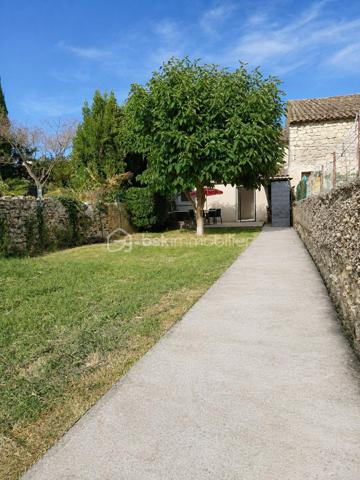 À découvrir, ensemble immobilier offrant de multiples possibilités : résidence principale avec revenu locatif immédiat, investissement patrimonial ou projet de location saisonnière.

Maison n°1 – 68 m² avec jardin privatif de 190 m² (correspondant aux 6 premières photos de l'annonce)

DPE : C - GES : A
Date de réalisation du diagnostic énergétique : 03/04/2026
Score DPE : 111 kWhEP/m²/an
Score GES : 4 kgepCO2/m²/an
Montant estimé des dépenses annuelles d'énergie pour un usage standard : entre 779.00 € et 1053.00 € par an. Prix moyens des énergies indexés sur l'année 2022 (abonnements compris).

Actuellement louée 720 €/mois, cette maison constitue un excellent support de rentabilité avec un revenu locatif déjà en place. Le locataire peut toutefois libérer les lieux pour la vente si nécessaire.

Équipée d'une climatisation réversible, elle se compose de :

Rez-de-chaussée
Cuisine de 24 m²
Salon de 21 m²
Étage
Chambre de 18 m²
Salle d'eau avec WC de 3,75 m²

À l'extérieur, vous profiterez d'une agréable terrasse avec jardin privatif d'environ 190 m² avec 2 abris permettant de stocker du matériel et faire une petite cuisine d'été, avec accès direct sur un grand parking, véritable atout pour la location et le confort des occupants.

Un revenu immédiat de 720 €/mois, permettant de réduire significativement l'effort financier d'acquisition ou de générer une rentabilité locative attractive dès la signature.

Maison n°2 – 120 m² avec cour privative de 70 m²

DPE : D – GES : B

Cette seconde habitation offre de beaux volumes et un fort potentiel d'exploitation, aussi bien en résidence principale qu'en location meublée ou courte durée.

Rez-de-chaussée:
Salon de 20 m²
Cuisine de 23 m²
Dégagement / bureau de 15 m²
Rangement sous escalier 
WC indépendant

Étage: 
Chambre de 21,5 m²
Chambre de 22,5 m²
Salle de bains avec baignoire et WC de 8 m²
Niveau supérieur: 
Combles aménageables ou espace de stockage selon vos besoins

À l'extérieur, une cour privative couverte d'environ 70 m² complète le bien avec porte de garage motorisée.

Sa proximité avec le bassin d'emploi du Tricastin constitue un véritable avantage. Ce logement se prête parfaitement à la location courte ou moyenne durée destinée aux intervenants, techniciens, prestataires et personnels missionnés sur la centrale nucléaire du Tricastin, secteur générant une demande locative régulière tout au long de l'année.

Au delà d'une vente classique, le propriétaire peut également vous proposer si vous le souhaitez une formule de vente à terme particulièrement attractive permettant d'accéder à la propriété avec un apport limité et des mensualités maîtrisées.

Exemple de financement
Apport : 90 000 €
Capital financé : 259 000 €
Taux vendeur : 2,80 %
Durée : 25 ans
Mensualité estimative : 1 202 €/mois

Grâce au revenu locatif actuel de la première maison :

1 202 € - 720 € = 482 €/mois

L'effort financier théorique est ainsi ramené à environ 482 €/mois, tout en devenant propriétaire d'un ensemble immobilier composé de deux habitations indépendantes.

Cette formule permet d'échelonner l'acquisition sur une longue durée dans des conditions particulièrement avantageuses, tout en conservant une réelle souplesse financière.

Les points forts

✔ Ensemble de 2 maisons indépendantes
✔ Revenu locatif immédiat de 720 €/mois
✔ Jardin privatif de 190 m²
✔ Cour privative de 70 m²
✔ Climatisation réversible
✔ Possibilité de récupération du logement loué pour la vente
✔ Potentiel de location courte durée lié à l'activité de la centrale du Tricastin
✔ Crédit vendeur à conditions attractives
✔ Idéal investisseur ou résidence principale avec complément de revenus