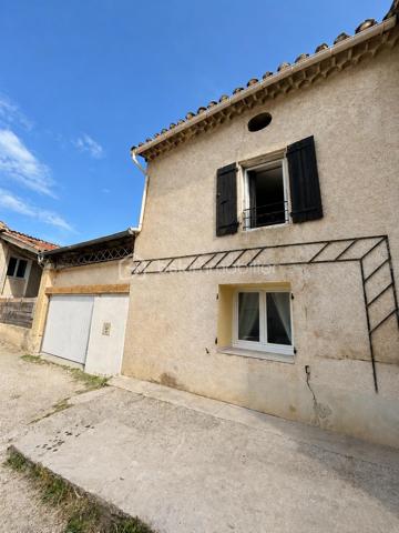 À découvrir, ensemble immobilier offrant de multiples possibilités : résidence principale avec revenu locatif immédiat, investissement patrimonial ou projet de location saisonnière.

Maison n°1 – 68 m² avec jardin privatif de 190 m² (correspondant aux 6 premières photos de l'annonce)

DPE : C - GES : A
Date de réalisation du diagnostic énergétique : 03/04/2026
Score DPE : 111 kWhEP/m²/an
Score GES : 4 kgepCO2/m²/an
Montant estimé des dépenses annuelles d'énergie pour un usage standard : entre 779.00 € et 1053.00 € par an. Prix moyens des énergies indexés sur l'année 2022 (abonnements compris).

Actuellement louée 720 €/mois, cette maison constitue un excellent support de rentabilité avec un revenu locatif déjà en place. Le locataire peut toutefois libérer les lieux pour la vente si nécessaire.

Équipée d'une climatisation réversible, elle se compose de :

Rez-de-chaussée
Cuisine de 24 m²
Salon de 21 m²
Étage
Chambre de 18 m²
Salle d'eau avec WC de 3,75 m²

À l'extérieur, vous profiterez d'une agréable terrasse avec jardin privatif d'environ 190 m² avec 2 abris permettant de stocker du matériel et faire une petite cuisine d'été, avec accès direct sur un grand parking, véritable atout pour la location et le confort des occupants.

Un revenu immédiat de 720 €/mois, permettant de réduire significativement l'effort financier d'acquisition ou de générer une rentabilité locative attractive dès la signature.

Maison n°2 – 120 m² avec cour privative de 70 m²

DPE : D – GES : B

Cette seconde habitation offre de beaux volumes et un fort potentiel d'exploitation, aussi bien en résidence principale qu'en location meublée ou courte durée.

Rez-de-chaussée:
Salon de 20 m²
Cuisine de 23 m²
Dégagement / bureau de 15 m²
Rangement sous escalier 
WC indépendant

Étage: 
Chambre de 21,5 m²
Chambre de 22,5 m²
Salle de bains avec baignoire et WC de 8 m²
Niveau supérieur: 
Combles aménageables ou espace de stockage selon vos besoins

À l'extérieur, une cour privative couverte d'environ 70 m² complète le bien avec porte de garage motorisée.

Sa proximité avec le bassin d'emploi du Tricastin constitue un véritable avantage. Ce logement se prête parfaitement à la location courte ou moyenne durée destinée aux intervenants, techniciens, prestataires et personnels missionnés sur la centrale nucléaire du Tricastin, secteur générant une demande locative régulière tout au long de l'année.

Au delà d'une vente classique, le propriétaire peut également vous proposer si vous le souhaitez une formule de vente à terme particulièrement attractive permettant d'accéder à la propriété avec un apport limité et des mensualités maîtrisées.

Exemple de financement
Apport : 90 000 €
Capital financé : 259 000 €
Taux vendeur : 2,80 %
Durée : 25 ans
Mensualité estimative : 1 202 €/mois

Grâce au revenu locatif actuel de la première maison :

1 202 € - 720 € = 482 €/mois

L'effort financier théorique est ainsi ramené à environ 482 €/mois, tout en devenant propriétaire d'un ensemble immobilier composé de deux habitations indépendantes.

Cette formule permet d'échelonner l'acquisition sur une longue durée dans des conditions particulièrement avantageuses, tout en conservant une réelle souplesse financière.

Les points forts

✔ Ensemble de 2 maisons indépendantes
✔ Revenu locatif immédiat de 720 €/mois
✔ Jardin privatif de 190 m²
✔ Cour privative de 70 m²
✔ Climatisation réversible
✔ Possibilité de récupération du logement loué pour la vente
✔ Potentiel de location courte durée lié à l'activité de la centrale du Tricastin
✔ Crédit vendeur à conditions attractives
✔ Idéal investisseur ou résidence principale avec complément de revenus