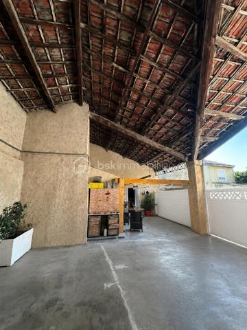 À découvrir, ensemble immobilier offrant de multiples possibilités : résidence principale avec revenu locatif immédiat, investissement patrimonial ou projet de location saisonnière.

Maison n°1 – 68 m² avec jardin privatif de 190 m² (correspondant aux 6 premières photos de l'annonce)

DPE : C - GES : A
Date de réalisation du diagnostic énergétique : 03/04/2026
Score DPE : 111 kWhEP/m²/an
Score GES : 4 kgepCO2/m²/an
Montant estimé des dépenses annuelles d'énergie pour un usage standard : entre 779.00 € et 1053.00 € par an. Prix moyens des énergies indexés sur l'année 2022 (abonnements compris).

Actuellement louée 720 €/mois, cette maison constitue un excellent support de rentabilité avec un revenu locatif déjà en place. Le locataire peut toutefois libérer les lieux pour la vente si nécessaire.

Équipée d'une climatisation réversible, elle se compose de :

Rez-de-chaussée
Cuisine de 24 m²
Salon de 21 m²
Étage
Chambre de 18 m²
Salle d'eau avec WC de 3,75 m²

À l'extérieur, vous profiterez d'une agréable terrasse avec jardin privatif d'environ 190 m² avec 2 abris permettant de stocker du matériel et faire une petite cuisine d'été, avec accès direct sur un grand parking, véritable atout pour la location et le confort des occupants.

Un revenu immédiat de 720 €/mois, permettant de réduire significativement l'effort financier d'acquisition ou de générer une rentabilité locative attractive dès la signature.

Maison n°2 – 120 m² avec cour privative de 70 m²

DPE : D – GES : B

Cette seconde habitation offre de beaux volumes et un fort potentiel d'exploitation, aussi bien en résidence principale qu'en location meublée ou courte durée.

Rez-de-chaussée:
Salon de 20 m²
Cuisine de 23 m²
Dégagement / bureau de 15 m²
Rangement sous escalier 
WC indépendant

Étage: 
Chambre de 21,5 m²
Chambre de 22,5 m²
Salle de bains avec baignoire et WC de 8 m²
Niveau supérieur: 
Combles aménageables ou espace de stockage selon vos besoins

À l'extérieur, une cour privative couverte d'environ 70 m² complète le bien avec porte de garage motorisée.

Sa proximité avec le bassin d'emploi du Tricastin constitue un véritable avantage. Ce logement se prête parfaitement à la location courte ou moyenne durée destinée aux intervenants, techniciens, prestataires et personnels missionnés sur la centrale nucléaire du Tricastin, secteur générant une demande locative régulière tout au long de l'année.

Au delà d'une vente classique, le propriétaire peut également vous proposer si vous le souhaitez une formule de vente à terme particulièrement attractive permettant d'accéder à la propriété avec un apport limité et des mensualités maîtrisées.

Exemple de financement
Apport : 90 000 €
Capital financé : 259 000 €
Taux vendeur : 2,80 %
Durée : 25 ans
Mensualité estimative : 1 202 €/mois

Grâce au revenu locatif actuel de la première maison :

1 202 € - 720 € = 482 €/mois

L'effort financier théorique est ainsi ramené à environ 482 €/mois, tout en devenant propriétaire d'un ensemble immobilier composé de deux habitations indépendantes.

Cette formule permet d'échelonner l'acquisition sur une longue durée dans des conditions particulièrement avantageuses, tout en conservant une réelle souplesse financière.

Les points forts

✔ Ensemble de 2 maisons indépendantes
✔ Revenu locatif immédiat de 720 €/mois
✔ Jardin privatif de 190 m²
✔ Cour privative de 70 m²
✔ Climatisation réversible
✔ Possibilité de récupération du logement loué pour la vente
✔ Potentiel de location courte durée lié à l'activité de la centrale du Tricastin
✔ Crédit vendeur à conditions attractives
✔ Idéal investisseur ou résidence principale avec complément de revenus