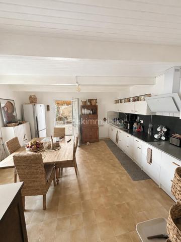 À découvrir, ensemble immobilier offrant de multiples possibilités : résidence principale avec revenu locatif immédiat, investissement patrimonial ou projet de location saisonnière.

Maison n°1 – 68 m² avec jardin privatif de 190 m² (correspondant aux 6 premières photos de l'annonce)

DPE : C - GES : A
Date de réalisation du diagnostic énergétique : 03/04/2026
Score DPE : 111 kWhEP/m²/an
Score GES : 4 kgepCO2/m²/an
Montant estimé des dépenses annuelles d'énergie pour un usage standard : entre 779.00 € et 1053.00 € par an. Prix moyens des énergies indexés sur l'année 2022 (abonnements compris).

Actuellement louée 720 €/mois, cette maison constitue un excellent support de rentabilité avec un revenu locatif déjà en place. Le locataire peut toutefois libérer les lieux pour la vente si nécessaire.

Équipée d'une climatisation réversible, elle se compose de :

Rez-de-chaussée
Cuisine de 24 m²
Salon de 21 m²
Étage
Chambre de 18 m²
Salle d'eau avec WC de 3,75 m²

À l'extérieur, vous profiterez d'une agréable terrasse avec jardin privatif d'environ 190 m² avec 2 abris permettant de stocker du matériel et faire une petite cuisine d'été, avec accès direct sur un grand parking, véritable atout pour la location et le confort des occupants.

Un revenu immédiat de 720 €/mois, permettant de réduire significativement l'effort financier d'acquisition ou de générer une rentabilité locative attractive dès la signature.

Maison n°2 – 120 m² avec cour privative de 70 m²

DPE : D – GES : B

Cette seconde habitation offre de beaux volumes et un fort potentiel d'exploitation, aussi bien en résidence principale qu'en location meublée ou courte durée.

Rez-de-chaussée:
Salon de 20 m²
Cuisine de 23 m²
Dégagement / bureau de 15 m²
Rangement sous escalier 
WC indépendant

Étage: 
Chambre de 21,5 m²
Chambre de 22,5 m²
Salle de bains avec baignoire et WC de 8 m²
Niveau supérieur: 
Combles aménageables ou espace de stockage selon vos besoins

À l'extérieur, une cour privative couverte d'environ 70 m² complète le bien avec porte de garage motorisée.

Sa proximité avec le bassin d'emploi du Tricastin constitue un véritable avantage. Ce logement se prête parfaitement à la location courte ou moyenne durée destinée aux intervenants, techniciens, prestataires et personnels missionnés sur la centrale nucléaire du Tricastin, secteur générant une demande locative régulière tout au long de l'année.

Au delà d'une vente classique, le propriétaire peut également vous proposer si vous le souhaitez une formule de vente à terme particulièrement attractive permettant d'accéder à la propriété avec un apport limité et des mensualités maîtrisées.

Exemple de financement
Apport : 90 000 €
Capital financé : 259 000 €
Taux vendeur : 2,80 %
Durée : 25 ans
Mensualité estimative : 1 202 €/mois

Grâce au revenu locatif actuel de la première maison :

1 202 € - 720 € = 482 €/mois

L'effort financier théorique est ainsi ramené à environ 482 €/mois, tout en devenant propriétaire d'un ensemble immobilier composé de deux habitations indépendantes.

Cette formule permet d'échelonner l'acquisition sur une longue durée dans des conditions particulièrement avantageuses, tout en conservant une réelle souplesse financière.

Les points forts

✔ Ensemble de 2 maisons indépendantes
✔ Revenu locatif immédiat de 720 €/mois
✔ Jardin privatif de 190 m²
✔ Cour privative de 70 m²
✔ Climatisation réversible
✔ Possibilité de récupération du logement loué pour la vente
✔ Potentiel de location courte durée lié à l'activité de la centrale du Tricastin
✔ Crédit vendeur à conditions attractives
✔ Idéal investisseur ou résidence principale avec complément de revenus