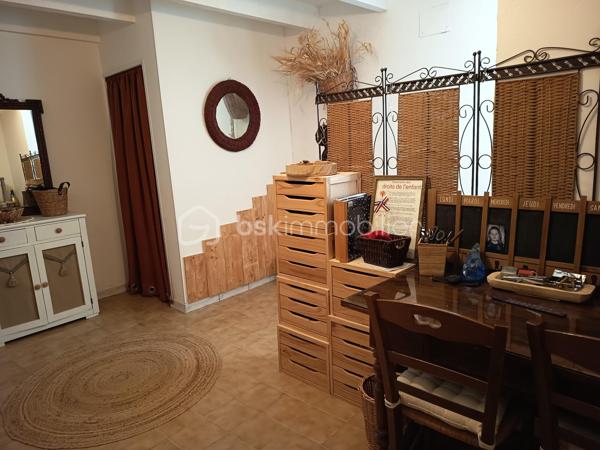 À découvrir, ensemble immobilier offrant de multiples possibilités : résidence principale avec revenu locatif immédiat, investissement patrimonial ou projet de location saisonnière.

Maison n°1 – 68 m² avec jardin privatif de 190 m² (correspondant aux 6 premières photos de l'annonce)

DPE : C - GES : A
Date de réalisation du diagnostic énergétique : 03/04/2026
Score DPE : 111 kWhEP/m²/an
Score GES : 4 kgepCO2/m²/an
Montant estimé des dépenses annuelles d'énergie pour un usage standard : entre 779.00 € et 1053.00 € par an. Prix moyens des énergies indexés sur l'année 2022 (abonnements compris).

Actuellement louée 720 €/mois, cette maison constitue un excellent support de rentabilité avec un revenu locatif déjà en place. Le locataire peut toutefois libérer les lieux pour la vente si nécessaire.

Équipée d'une climatisation réversible, elle se compose de :

Rez-de-chaussée
Cuisine de 24 m²
Salon de 21 m²
Étage
Chambre de 18 m²
Salle d'eau avec WC de 3,75 m²

À l'extérieur, vous profiterez d'une agréable terrasse avec jardin privatif d'environ 190 m² avec 2 abris permettant de stocker du matériel et faire une petite cuisine d'été, avec accès direct sur un grand parking, véritable atout pour la location et le confort des occupants.

Un revenu immédiat de 720 €/mois, permettant de réduire significativement l'effort financier d'acquisition ou de générer une rentabilité locative attractive dès la signature.

Maison n°2 – 120 m² avec cour privative de 70 m²

DPE : D – GES : B

Cette seconde habitation offre de beaux volumes et un fort potentiel d'exploitation, aussi bien en résidence principale qu'en location meublée ou courte durée.

Rez-de-chaussée:
Salon de 20 m²
Cuisine de 23 m²
Dégagement / bureau de 15 m²
Rangement sous escalier 
WC indépendant

Étage: 
Chambre de 21,5 m²
Chambre de 22,5 m²
Salle de bains avec baignoire et WC de 8 m²
Niveau supérieur: 
Combles aménageables ou espace de stockage selon vos besoins

À l'extérieur, une cour privative couverte d'environ 70 m² complète le bien avec porte de garage motorisée.

Sa proximité avec le bassin d'emploi du Tricastin constitue un véritable avantage. Ce logement se prête parfaitement à la location courte ou moyenne durée destinée aux intervenants, techniciens, prestataires et personnels missionnés sur la centrale nucléaire du Tricastin, secteur générant une demande locative régulière tout au long de l'année.

Au delà d'une vente classique, le propriétaire peut également vous proposer si vous le souhaitez une formule de vente à terme particulièrement attractive permettant d'accéder à la propriété avec un apport limité et des mensualités maîtrisées.

Exemple de financement
Apport : 90 000 €
Capital financé : 259 000 €
Taux vendeur : 2,80 %
Durée : 25 ans
Mensualité estimative : 1 202 €/mois

Grâce au revenu locatif actuel de la première maison :

1 202 € - 720 € = 482 €/mois

L'effort financier théorique est ainsi ramené à environ 482 €/mois, tout en devenant propriétaire d'un ensemble immobilier composé de deux habitations indépendantes.

Cette formule permet d'échelonner l'acquisition sur une longue durée dans des conditions particulièrement avantageuses, tout en conservant une réelle souplesse financière.

Les points forts

✔ Ensemble de 2 maisons indépendantes
✔ Revenu locatif immédiat de 720 €/mois
✔ Jardin privatif de 190 m²
✔ Cour privative de 70 m²
✔ Climatisation réversible
✔ Possibilité de récupération du logement loué pour la vente
✔ Potentiel de location courte durée lié à l'activité de la centrale du Tricastin
✔ Crédit vendeur à conditions attractives
✔ Idéal investisseur ou résidence principale avec complément de revenus