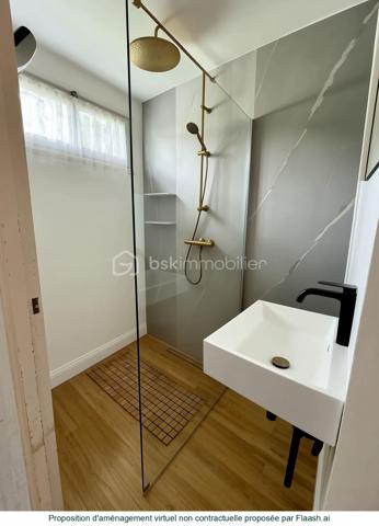 Contact pour votre visite : Sophia Gaci 06.15.07.82.92

Marre de la vie en appartement ? Changez de dimension et devenez propriétaire de votre propre maison avec jardin. Nichée dans le secteur pavillonnaire très recherché , cette maisonnette de 36 m² est une véritable pépite à fort potentiel de valorisation.

✨ UN AGENCEMENT OPTIMISÉ & ÉVOLUTIF
Actuellement configurée pour une vie de plain-pied, la maison dispose d'une base saine à rénover selon vos envies :

Espace de vie : Un salon et une cuisine équipée.

Espace nuit : Une chambre indépendante

Commodités : Une salle d’eau avec WC.

Le "Plus" : Une arrière-cuisine (cellier) attenante, idéale pour agrandir l'espace de vie principal et créer une pièce de réception plus vaste et moderne, ou une salle de bain.

🚀 UN POTENTIEL D'AGRANDISSEMENT 
C’est ici que votre investissement prend toute sa valeur : (Règlement du PLUI disponible sur demande pour confirmer votre projet).

Dépendances : Une cave de 4 m² très saine, un atelier extérieur pour vos passions, et un WC extérieur fonctionnel (en plus de celui de la maison).

🌳 LE JARDIN : VOTRE HAVRE DE PAIX
Profitez d'un terrain arboré de 173 m², un luxe rare sur le secteur.  

🔍 TECHNIQUE & SÉRÉNITÉ
Zéro charge : Statut de petite copropriété de sol purement administratif (lié à un ancien bloc technique). Vous êtes totalement indépendant, sans aucun frais de copropriété.

Conformité : Raccordée au tout-à-l'égout.

Emplacement stratégique : Écoles et commerces à pied. Paris à 15 min via le RER B (Gares de Drancy ou Le Bourget accessibles rapidement). Bus (143, 151, 248) à 5 min pour rejoindre le Métro 5 ou le Tramway T1.

🛠 VOTRE PROJET SUR-MESURE
Que vous soyez primo-accédant (créez votre cocon personnalisé pour le prix d'un loyer) ou investisseur (forte demande locative et fort potentiel de plus-value après travaux), ce bien est une opportunité rare à saisir immédiatement.

Prix : 209 000 €
Dossier complet et diagnostics disponibles sur demande.

📞 Contactez-nous dès aujourd'hui pour une visite et laissez libre cours à votre imagination !