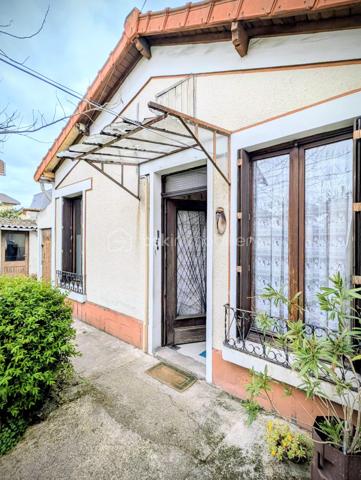 Contact pour votre visite : Sophia Gaci 06.15.07.82.92

Marre de la vie en appartement ? Changez de dimension et devenez propriétaire de votre propre maison avec jardin. Nichée dans le secteur pavillonnaire très recherché , cette maisonnette de 36 m² est une véritable pépite à fort potentiel de valorisation.

✨ UN AGENCEMENT OPTIMISÉ & ÉVOLUTIF
Actuellement configurée pour une vie de plain-pied, la maison dispose d'une base saine à rénover selon vos envies :

Espace de vie : Un salon et une cuisine équipée.

Espace nuit : Une chambre indépendante

Commodités : Une salle d’eau avec WC.

Le "Plus" : Une arrière-cuisine (cellier) attenante, idéale pour agrandir l'espace de vie principal et créer une pièce de réception plus vaste et moderne, ou une salle de bain.

🚀 UN POTENTIEL D'AGRANDISSEMENT 
C’est ici que votre investissement prend toute sa valeur : (Règlement du PLUI disponible sur demande pour confirmer votre projet).

Dépendances : Une cave de 4 m² très saine, un atelier extérieur pour vos passions, et un WC extérieur fonctionnel (en plus de celui de la maison).

🌳 LE JARDIN : VOTRE HAVRE DE PAIX
Profitez d'un terrain arboré de 173 m², un luxe rare sur le secteur.  

🔍 TECHNIQUE & SÉRÉNITÉ
Zéro charge : Statut de petite copropriété de sol purement administratif (lié à un ancien bloc technique). Vous êtes totalement indépendant, sans aucun frais de copropriété.

Conformité : Raccordée au tout-à-l'égout.

Emplacement stratégique : Écoles et commerces à pied. Paris à 15 min via le RER B (Gares de Drancy ou Le Bourget accessibles rapidement). Bus (143, 151, 248) à 5 min pour rejoindre le Métro 5 ou le Tramway T1.

🛠 VOTRE PROJET SUR-MESURE
Que vous soyez primo-accédant (créez votre cocon personnalisé pour le prix d'un loyer) ou investisseur (forte demande locative et fort potentiel de plus-value après travaux), ce bien est une opportunité rare à saisir immédiatement.

Prix : 209 000 €
Dossier complet et diagnostics disponibles sur demande.

📞 Contactez-nous dès aujourd'hui pour une visite et laissez libre cours à votre imagination !