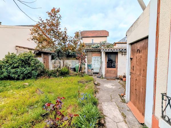 Contact pour votre visite : Sophia Gaci 06.15.07.82.92

Marre de la vie en appartement ? Changez de dimension et devenez propriétaire de votre propre maison avec jardin. Nichée dans le secteur pavillonnaire très recherché , cette maisonnette de 36 m² est une véritable pépite à fort potentiel de valorisation.

✨ UN AGENCEMENT OPTIMISÉ & ÉVOLUTIF
Actuellement configurée pour une vie de plain-pied, la maison dispose d'une base saine à rénover selon vos envies :

Espace de vie : Un salon et une cuisine équipée.

Espace nuit : Une chambre indépendante

Commodités : Une salle d’eau avec WC.

Le "Plus" : Une arrière-cuisine (cellier) attenante, idéale pour agrandir l'espace de vie principal et créer une pièce de réception plus vaste et moderne, ou une salle de bain.

🚀 UN POTENTIEL D'AGRANDISSEMENT 
C’est ici que votre investissement prend toute sa valeur : (Règlement du PLUI disponible sur demande pour confirmer votre projet).

Dépendances : Une cave de 4 m² très saine, un atelier extérieur pour vos passions, et un WC extérieur fonctionnel (en plus de celui de la maison).

🌳 LE JARDIN : VOTRE HAVRE DE PAIX
Profitez d'un terrain arboré de 173 m², un luxe rare sur le secteur.  

🔍 TECHNIQUE & SÉRÉNITÉ
Zéro charge : Statut de petite copropriété de sol purement administratif (lié à un ancien bloc technique). Vous êtes totalement indépendant, sans aucun frais de copropriété.

Conformité : Raccordée au tout-à-l'égout.

Emplacement stratégique : Écoles et commerces à pied. Paris à 15 min via le RER B (Gares de Drancy ou Le Bourget accessibles rapidement). Bus (143, 151, 248) à 5 min pour rejoindre le Métro 5 ou le Tramway T1.

🛠 VOTRE PROJET SUR-MESURE
Que vous soyez primo-accédant (créez votre cocon personnalisé pour le prix d'un loyer) ou investisseur (forte demande locative et fort potentiel de plus-value après travaux), ce bien est une opportunité rare à saisir immédiatement.

Prix : 209 000 €
Dossier complet et diagnostics disponibles sur demande.

📞 Contactez-nous dès aujourd'hui pour une visite et laissez libre cours à votre imagination !