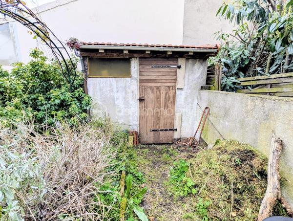 Contact pour votre visite : Sophia Gaci 06.15.07.82.92

Marre de la vie en appartement ? Changez de dimension et devenez propriétaire de votre propre maison avec jardin. Nichée dans le secteur pavillonnaire très recherché , cette maisonnette de 36 m² est une véritable pépite à fort potentiel de valorisation.

✨ UN AGENCEMENT OPTIMISÉ & ÉVOLUTIF
Actuellement configurée pour une vie de plain-pied, la maison dispose d'une base saine à rénover selon vos envies :

Espace de vie : Un salon et une cuisine équipée.

Espace nuit : Une chambre indépendante

Commodités : Une salle d’eau avec WC.

Le "Plus" : Une arrière-cuisine (cellier) attenante, idéale pour agrandir l'espace de vie principal et créer une pièce de réception plus vaste et moderne, ou une salle de bain.

🚀 UN POTENTIEL D'AGRANDISSEMENT 
C’est ici que votre investissement prend toute sa valeur : (Règlement du PLUI disponible sur demande pour confirmer votre projet).

Dépendances : Une cave de 4 m² très saine, un atelier extérieur pour vos passions, et un WC extérieur fonctionnel (en plus de celui de la maison).

🌳 LE JARDIN : VOTRE HAVRE DE PAIX
Profitez d'un terrain arboré de 173 m², un luxe rare sur le secteur.  

🔍 TECHNIQUE & SÉRÉNITÉ
Zéro charge : Statut de petite copropriété de sol purement administratif (lié à un ancien bloc technique). Vous êtes totalement indépendant, sans aucun frais de copropriété.

Conformité : Raccordée au tout-à-l'égout.

Emplacement stratégique : Écoles et commerces à pied. Paris à 15 min via le RER B (Gares de Drancy ou Le Bourget accessibles rapidement). Bus (143, 151, 248) à 5 min pour rejoindre le Métro 5 ou le Tramway T1.

🛠 VOTRE PROJET SUR-MESURE
Que vous soyez primo-accédant (créez votre cocon personnalisé pour le prix d'un loyer) ou investisseur (forte demande locative et fort potentiel de plus-value après travaux), ce bien est une opportunité rare à saisir immédiatement.

Prix : 209 000 €
Dossier complet et diagnostics disponibles sur demande.

📞 Contactez-nous dès aujourd'hui pour une visite et laissez libre cours à votre imagination !