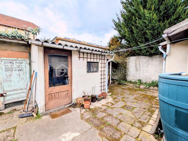 Contact pour votre visite : Sophia Gaci 06.15.07.82.92

Marre de la vie en appartement ? Changez de dimension et devenez propriétaire de votre propre maison avec jardin. Nichée dans le secteur pavillonnaire très recherché , cette maisonnette de 36 m² est une véritable pépite à fort potentiel de valorisation.

✨ UN AGENCEMENT OPTIMISÉ & ÉVOLUTIF
Actuellement configurée pour une vie de plain-pied, la maison dispose d'une base saine à rénover selon vos envies :

Espace de vie : Un salon et une cuisine équipée.

Espace nuit : Une chambre indépendante

Commodités : Une salle d’eau avec WC.

Le "Plus" : Une arrière-cuisine (cellier) attenante, idéale pour agrandir l'espace de vie principal et créer une pièce de réception plus vaste et moderne, ou une salle de bain.

🚀 UN POTENTIEL D'AGRANDISSEMENT 
C’est ici que votre investissement prend toute sa valeur : (Règlement du PLUI disponible sur demande pour confirmer votre projet).

Dépendances : Une cave de 4 m² très saine, un atelier extérieur pour vos passions, et un WC extérieur fonctionnel (en plus de celui de la maison).

🌳 LE JARDIN : VOTRE HAVRE DE PAIX
Profitez d'un terrain arboré de 173 m², un luxe rare sur le secteur.  

🔍 TECHNIQUE & SÉRÉNITÉ
Zéro charge : Statut de petite copropriété de sol purement administratif (lié à un ancien bloc technique). Vous êtes totalement indépendant, sans aucun frais de copropriété.

Conformité : Raccordée au tout-à-l'égout.

Emplacement stratégique : Écoles et commerces à pied. Paris à 15 min via le RER B (Gares de Drancy ou Le Bourget accessibles rapidement). Bus (143, 151, 248) à 5 min pour rejoindre le Métro 5 ou le Tramway T1.

🛠 VOTRE PROJET SUR-MESURE
Que vous soyez primo-accédant (créez votre cocon personnalisé pour le prix d'un loyer) ou investisseur (forte demande locative et fort potentiel de plus-value après travaux), ce bien est une opportunité rare à saisir immédiatement.

Prix : 209 000 €
Dossier complet et diagnostics disponibles sur demande.

📞 Contactez-nous dès aujourd'hui pour une visite et laissez libre cours à votre imagination !