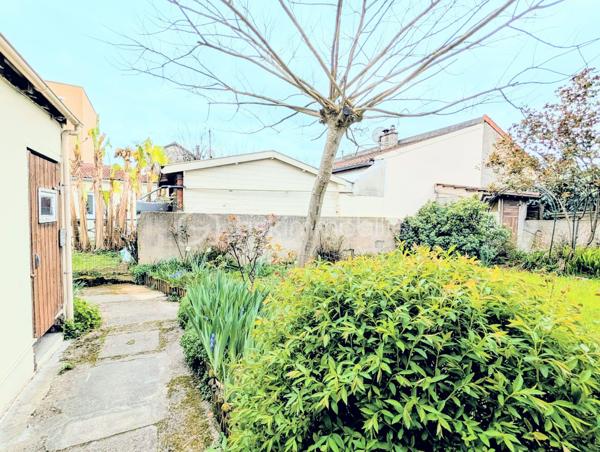 Contact pour votre visite : Sophia Gaci 06.15.07.82.92

Marre de la vie en appartement ? Changez de dimension et devenez propriétaire de votre propre maison avec jardin. Nichée dans le secteur pavillonnaire très recherché , cette maisonnette de 36 m² est une véritable pépite à fort potentiel de valorisation.

✨ UN AGENCEMENT OPTIMISÉ & ÉVOLUTIF
Actuellement configurée pour une vie de plain-pied, la maison dispose d'une base saine à rénover selon vos envies :

Espace de vie : Un salon et une cuisine équipée.

Espace nuit : Une chambre indépendante

Commodités : Une salle d’eau avec WC.

Le "Plus" : Une arrière-cuisine (cellier) attenante, idéale pour agrandir l'espace de vie principal et créer une pièce de réception plus vaste et moderne, ou une salle de bain.

🚀 UN POTENTIEL D'AGRANDISSEMENT 
C’est ici que votre investissement prend toute sa valeur : (Règlement du PLUI disponible sur demande pour confirmer votre projet).

Dépendances : Une cave de 4 m² très saine, un atelier extérieur pour vos passions, et un WC extérieur fonctionnel (en plus de celui de la maison).

🌳 LE JARDIN : VOTRE HAVRE DE PAIX
Profitez d'un terrain arboré de 173 m², un luxe rare sur le secteur.  

🔍 TECHNIQUE & SÉRÉNITÉ
Zéro charge : Statut de petite copropriété de sol purement administratif (lié à un ancien bloc technique). Vous êtes totalement indépendant, sans aucun frais de copropriété.

Conformité : Raccordée au tout-à-l'égout.

Emplacement stratégique : Écoles et commerces à pied. Paris à 15 min via le RER B (Gares de Drancy ou Le Bourget accessibles rapidement). Bus (143, 151, 248) à 5 min pour rejoindre le Métro 5 ou le Tramway T1.

🛠 VOTRE PROJET SUR-MESURE
Que vous soyez primo-accédant (créez votre cocon personnalisé pour le prix d'un loyer) ou investisseur (forte demande locative et fort potentiel de plus-value après travaux), ce bien est une opportunité rare à saisir immédiatement.

Prix : 209 000 €
Dossier complet et diagnostics disponibles sur demande.

📞 Contactez-nous dès aujourd'hui pour une visite et laissez libre cours à votre imagination !