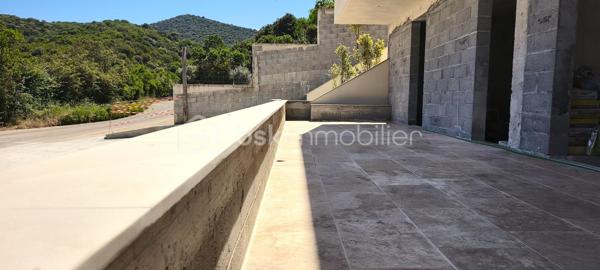 Corse - Rive sud d’Ajaccio à Pietrosella- Résidence ORZIOLO 2. Appartement neuf T3 de 66 m2 + terrasse de 28 m2, situé à 3 km de la mer et proche des commerces !

Ventes Corse Rive sud d’Ajaccio à Pietrosella- BSK Immobilier vous propose dans une résidence de standing de 6 logements à usage d’habitation idéalement situé, à 3 km de la mer et proche des commerces et disposant d’une jolie vue dégagée sur le maquis Corse.

Lot A01:  Un appartement neuf de type T3 de 66 m2 + terrasse de 28 m2, situé en Rez-de chaussée, localisation façade à gauche.
Ce logement offre tout le confort, il comprend une pièce de vie permettant d’accueillir un salon et séjour, une cuisine ouverte aménagée, deux chambres, une salle d’eau et un WC séparé. 

Équipements intérieurs de qualité fournis : Chauffage - climatisation, ballon thermodynamique, volets roulants alu électriques, grandes douches avec parois vitrées et WC suspendus. Les menuiseries extérieures sont en alu et en double vitrage, les baies vitrées font entre 3 et 4 mètres avec une hauteur de 2.25m ce qui offre une belle luminosité dans les pièces.

Chaque logement dispose de deux places de stationnement à l’air libre privative.
Situé, à 3 km de la plage de Pietrosella et proche des commerces ; Pharmacies, alimentations, poste, tabac/presse à moins de 5 km .. et à 30 minutes de l’Aéroport d’Ajaccio Napoléon Bonaparte.

Dans le cadre des visites il vous sera demandé la présentation d'une pièce d’identité à chaque visiteur majeur, conformément à l’article L.561-5 du Code monétaire et financier. 

VENTE Corse Rive sud d’Ajaccio à Pietrosella- Lot A01 résidence ORZIOLO 2.
Appartement T3 neuf de 66 m2 + terrasse de 28 m2; Prix 324 000 euros, honoraires charge vendeur inclus - réf. 229945 BSK Immobilier - DOMINIQUE LARROCHE – 06 28 04 74 47 - Agent Commercial - RSAC N° 378 428 684 - Ville du greffe : AJACCIO -