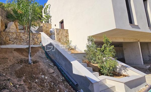 Corse - Rive sud d’Ajaccio à Pietrosella- Résidence ORZIOLO 2. Appartement neuf T3 de 66 m2 + terrasse de 28 m2, situé à 3 km de la mer et proche des commerces !

Ventes Corse Rive sud d’Ajaccio à Pietrosella- BSK Immobilier vous propose dans une résidence de standing de 6 logements à usage d’habitation idéalement situé, à 3 km de la mer et proche des commerces et disposant d’une jolie vue dégagée sur le maquis Corse.

Lot A01:  Un appartement neuf de type T3 de 66 m2 + terrasse de 28 m2, situé en Rez-de chaussée, localisation façade à gauche.
Ce logement offre tout le confort, il comprend une pièce de vie permettant d’accueillir un salon et séjour, une cuisine ouverte aménagée, deux chambres, une salle d’eau et un WC séparé. 

Équipements intérieurs de qualité fournis : Chauffage - climatisation, ballon thermodynamique, volets roulants alu électriques, grandes douches avec parois vitrées et WC suspendus. Les menuiseries extérieures sont en alu et en double vitrage, les baies vitrées font entre 3 et 4 mètres avec une hauteur de 2.25m ce qui offre une belle luminosité dans les pièces.

Chaque logement dispose de deux places de stationnement à l’air libre privative.
Situé, à 3 km de la plage de Pietrosella et proche des commerces ; Pharmacies, alimentations, poste, tabac/presse à moins de 5 km .. et à 30 minutes de l’Aéroport d’Ajaccio Napoléon Bonaparte.

Dans le cadre des visites il vous sera demandé la présentation d'une pièce d’identité à chaque visiteur majeur, conformément à l’article L.561-5 du Code monétaire et financier. 

VENTE Corse Rive sud d’Ajaccio à Pietrosella- Lot A01 résidence ORZIOLO 2.
Appartement T3 neuf de 66 m2 + terrasse de 28 m2; Prix 324 000 euros, honoraires charge vendeur inclus - réf. 229945 BSK Immobilier - DOMINIQUE LARROCHE – 06 28 04 74 47 - Agent Commercial - RSAC N° 378 428 684 - Ville du greffe : AJACCIO -